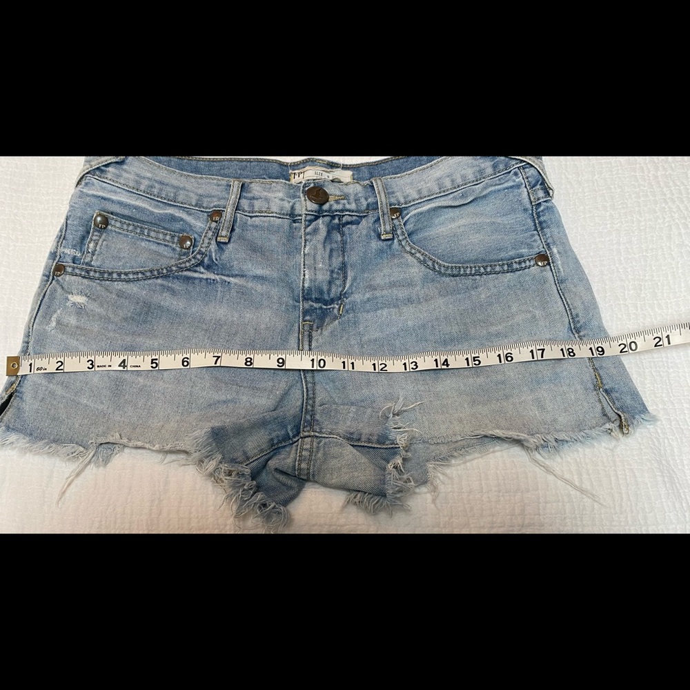 Free People Raw Hem distressed Jean shorts Size 27 - Picture 10 of 12